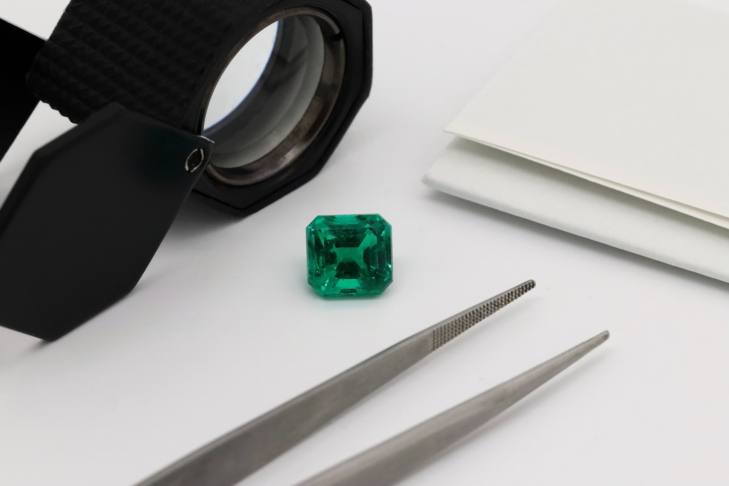 Why Professional Buyers Prefer Curated Gemstone Collections